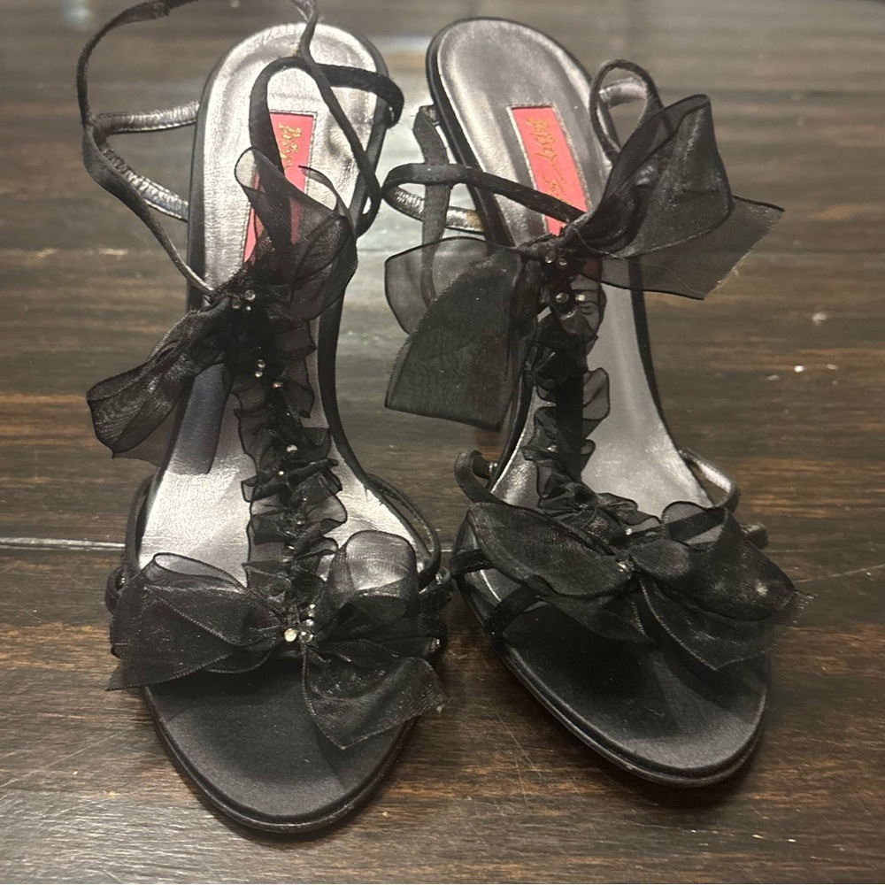 Betsy Johnson Black Lace Bow Sling Back Heels with hot pink bottoms - size 6 - Picture 2 of 7